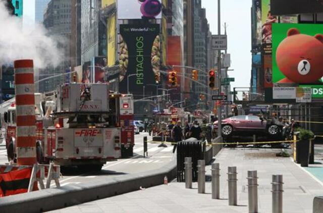 Niujorko centre automobilis rėžėsi į pėsčiuosius, vienas jų žuvo, 20 sužeista