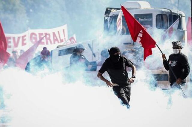 Per protestus Brazilijoje policija panaudojo ašarines dujas