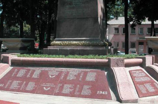 Ragina iškelti sovietų karių kapus iš Palangos centro