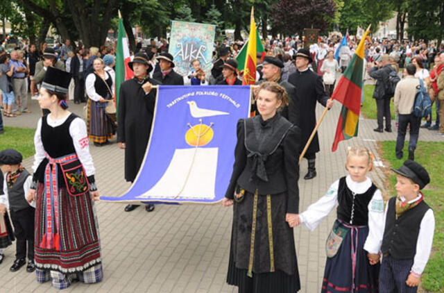 Reprezentacinius festivalius lydi įtarimų ir kaltinimų šleifas