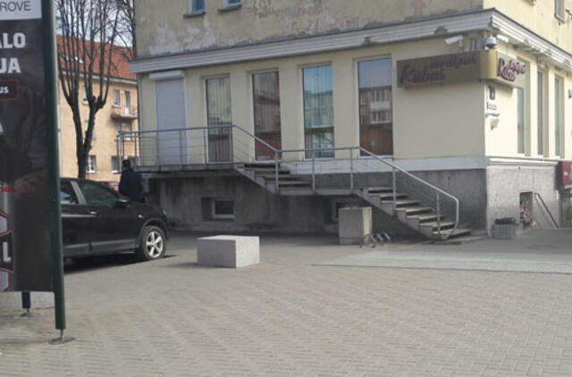 Trys merginos vogė drabužius su visomis pakabomis