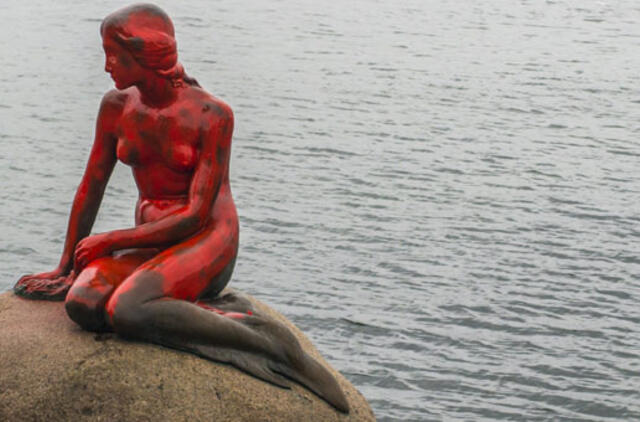 Undinėlės statula apipilta raudonais dažais