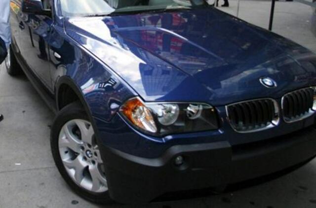 Vagys BMW palieka beveik nuogus