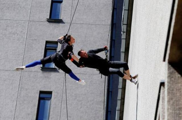 Ant teatro sienos - įspūdingas šokio ir akrobatikos šou