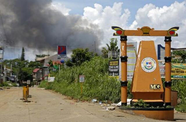 Filipinai: aviacija per klaidą atakavo savo kariškių pozicijas, žuvo 10 žmonių