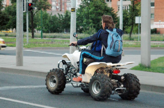 Sieks griežtinti mopedų ir keturračių vairuotojų atsakomybę