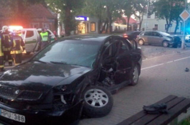 Šilutėje susidūrė du klevo lapais pažymėti automobiliai: sužeisti trys jaunuoliai