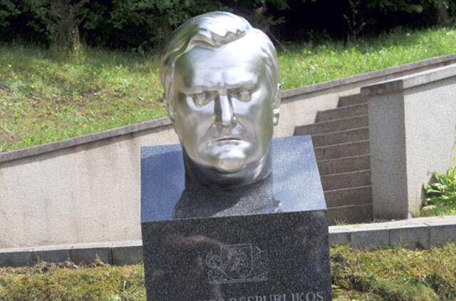 Socdemai norėtų velionius prezidentus įamžinti prezidentūros kieme?