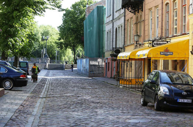 Iš automobilių dingo pinigai ir daiktai