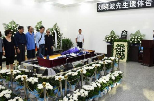 Kinija: Nobelio taikos premijos laureato Liu Siaobo kūnas kremuotas, jo žmona - laisva