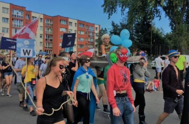 Klaipėdos miesto gatvėmis žygiavo burlaivių įgulos