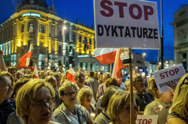 Lenkijoje ir toliau vyko protestai dėl Aukščiausiojo teismo reformos įstatymo