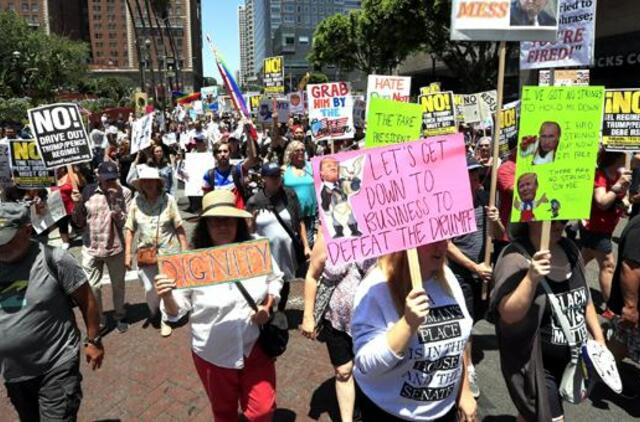 Los Andžele tūkstančiai žmonių protestavo prieš Donaldą Trampą