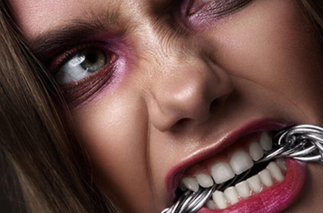 Moteris pareigūnui įkando į ranką