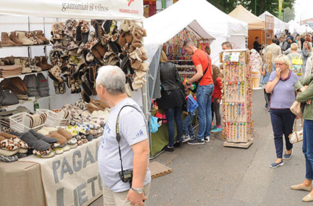 Mugėje traukia rankų darbo prekės