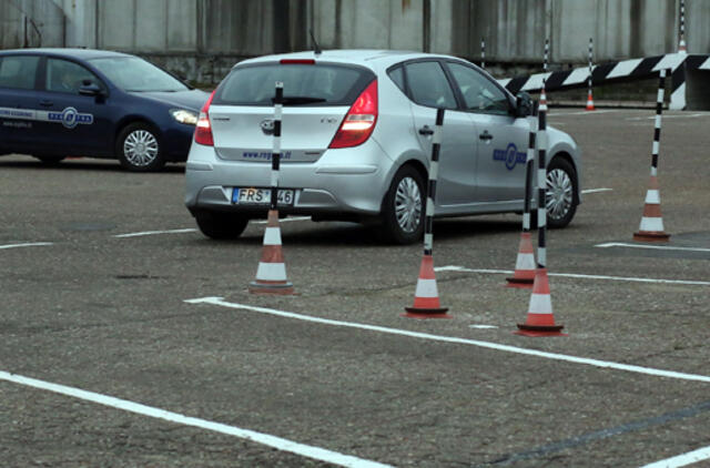 Nebeliks vairavimo egzamino pratimų aikštelėje