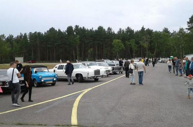 Nidos aerodrome "nutūpė" klasikiniai automobiliai