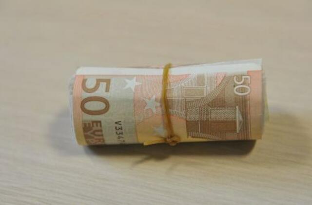 Norėdamas įsigyti draugų, trylikametis išdalino tūkstančius eurų