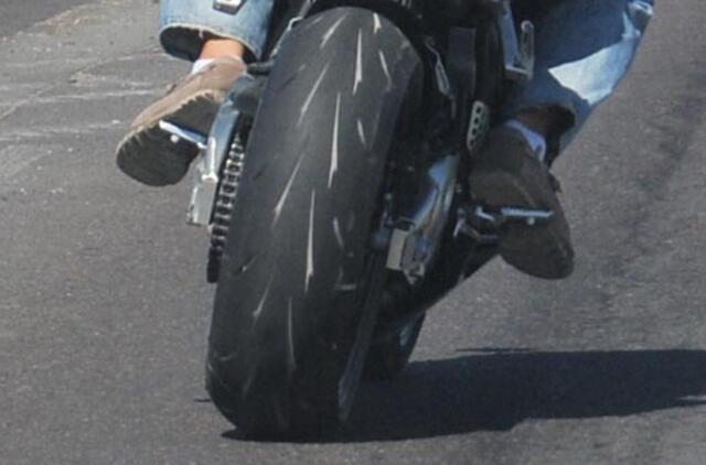 Po susidūrimo sankryžoje motociklininkas ir keleivė gydomi reanimacijoje