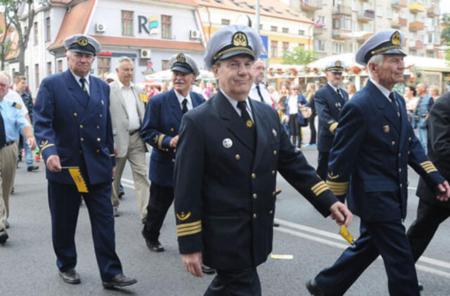 Šventinėje eisenoje - nei juodų kaspinų, nei jūrininkų