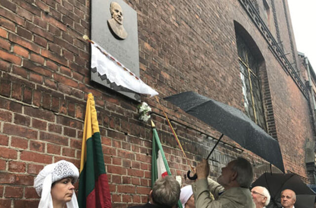 Atidengta memorialinė lenta Jurgiui Arnašiui atminti