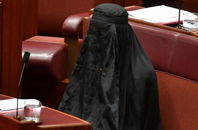 Australijoje partijos lyderė į Senato posėdį atėjo su burka