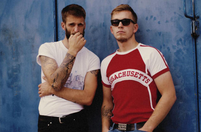 Justinas Jarutis festivaliui „Roko naktys“ ruošiasi skriedamas ant banglentės