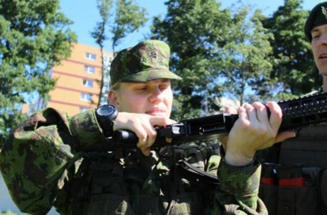 Kariuomenė vilioja ir merginas