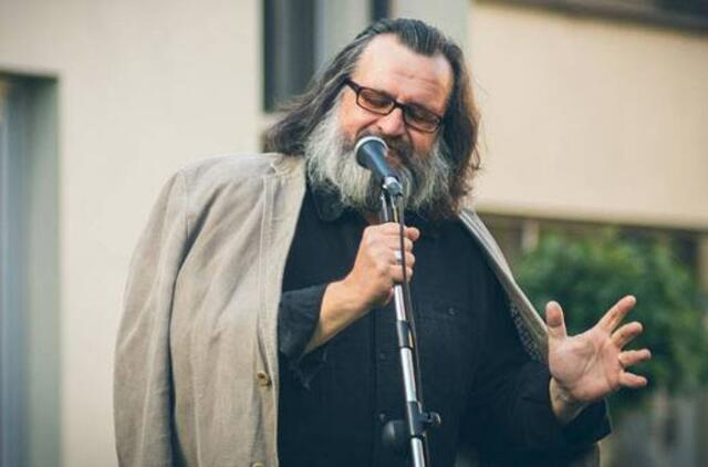 Kviečia „Vieno aktoriaus teatras“: radijo susitikimai, televizijos „skrajojantys ežerai“, poetiniai pasivaikščiojimai „Naktigonėse“