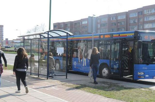 Kvies persėsti iš automobilio į autobusą