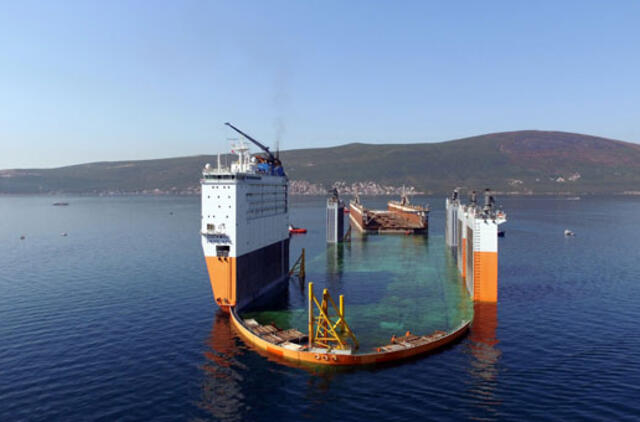 Laivams remontuoti skirtas dokas plukdomas į Klaipėdą