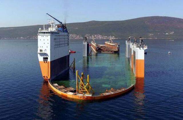 Ruošiamasi plaukiojančio doko tempimo operacijai