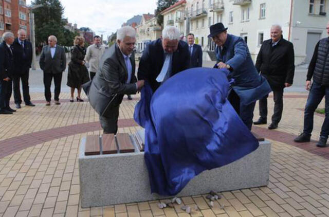 „Alėjos knyga“ pasakos suoliukų istoriją