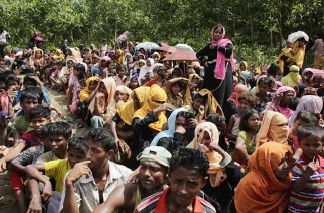 Bangladešas svarsto rohinjų pabėgėlius perkelti į negyvenamą salą