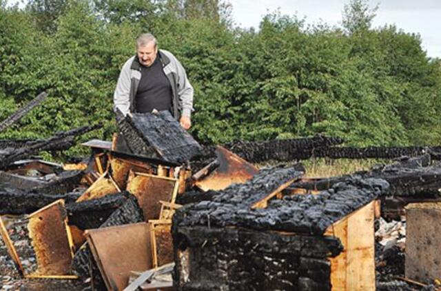 Liepsnose pražuvo 8 bičių šeimos