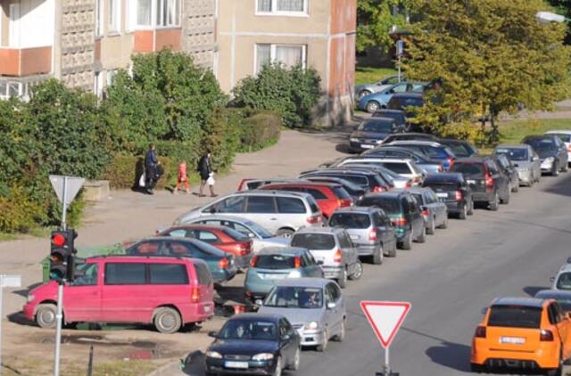 Stovėjimo aikštelių etiketas: kliudžius automobilį, geriau sulaukti jo šeimininko