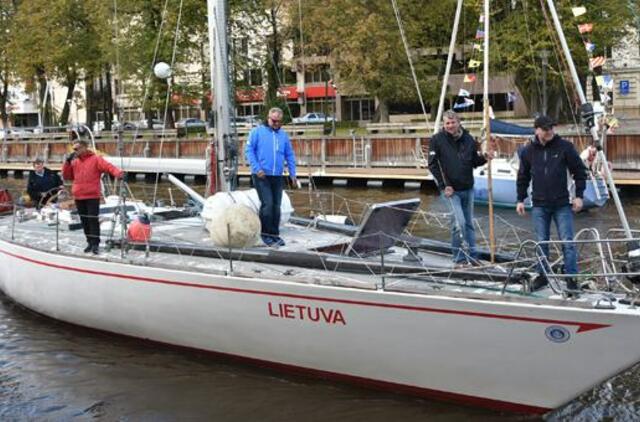 Dangę papuošė laivais