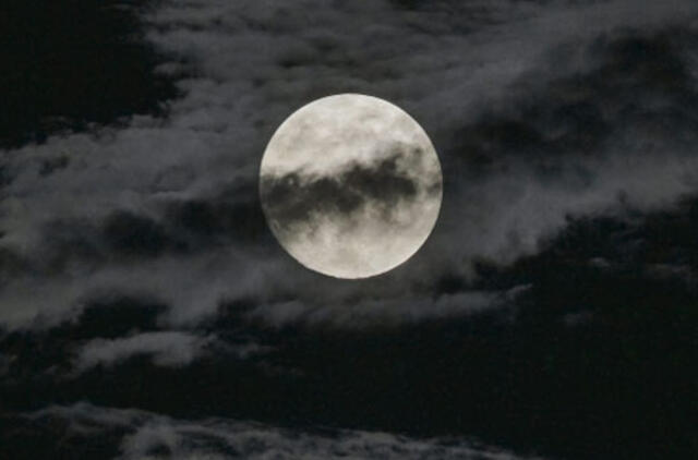 Japonų mokslininkai aptiko Mėnulyje didžiulę olą