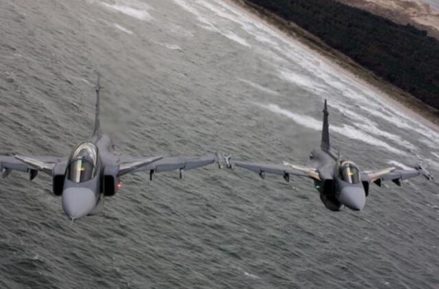 NATO oro policijos naikintuvai per savaitę keturis kartus lydėjo Rusijos orlaivius