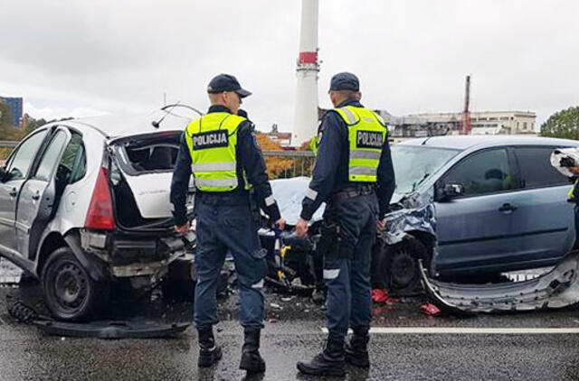Susidūrė trys automobiliai, vairuotojas mirė ligoninėje
