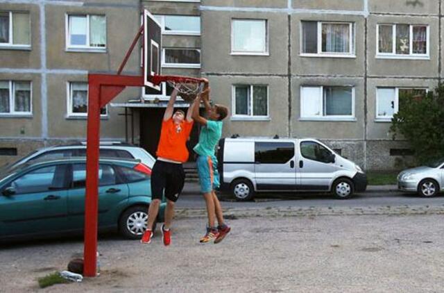 Vietos automobiliams - ir mažinant sporto aikštynus