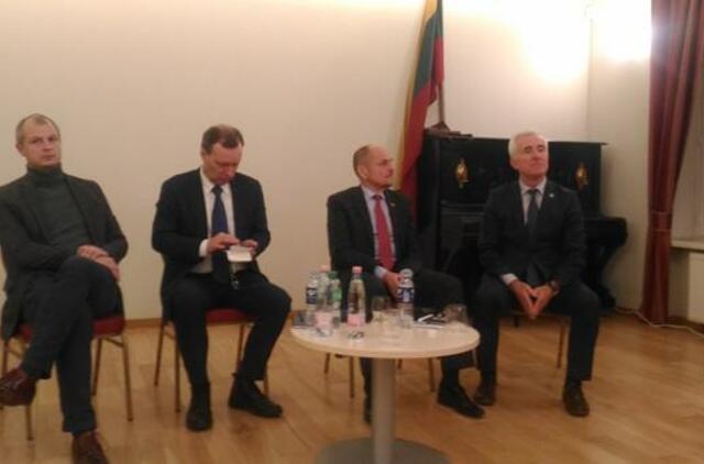 Diskutavo dėl pavardžių rašymo pasuose