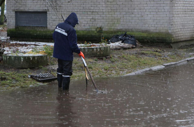 Nuo lentynų šlavė guminius batus