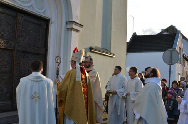 Pašventintos naujos Kristaus Karaliaus bažnyčios durys