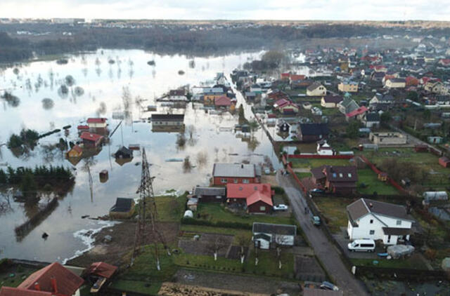 Potvynis: artimuosius iš namų nešė ant kupros