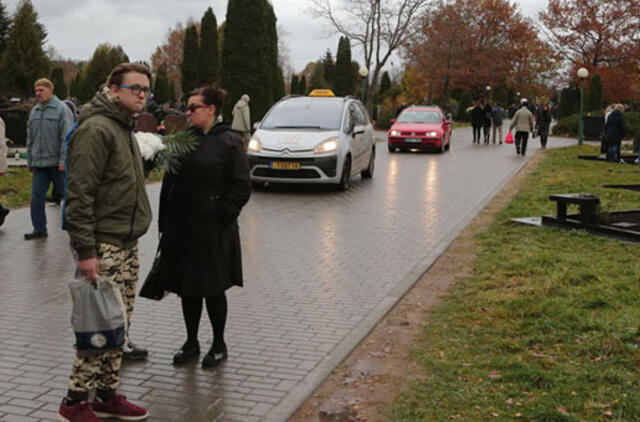 Prekybininkai pastebi - mažėja kapų lankytojų