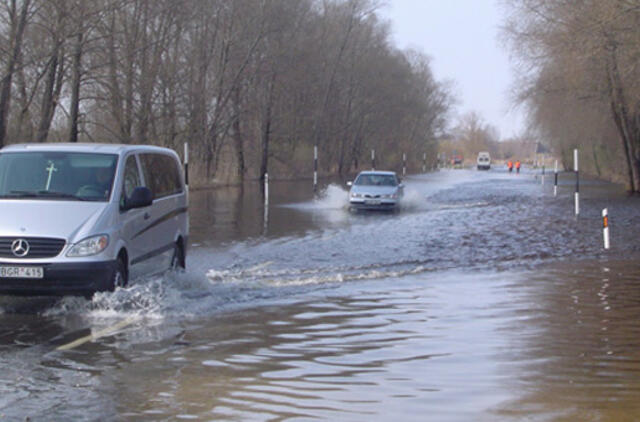 Rytų Lietuvoje eismo sąlygas sunkina šlapdriba, kelias į Rusnę – neišvažiuojamas