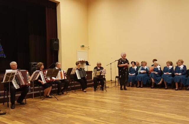 Akordeonai advento žvakių šviesoje