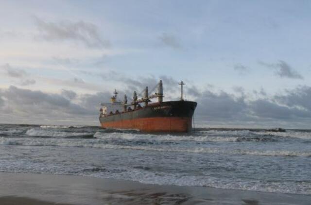 Bandys „nuimti“ laivą  nuo seklumos