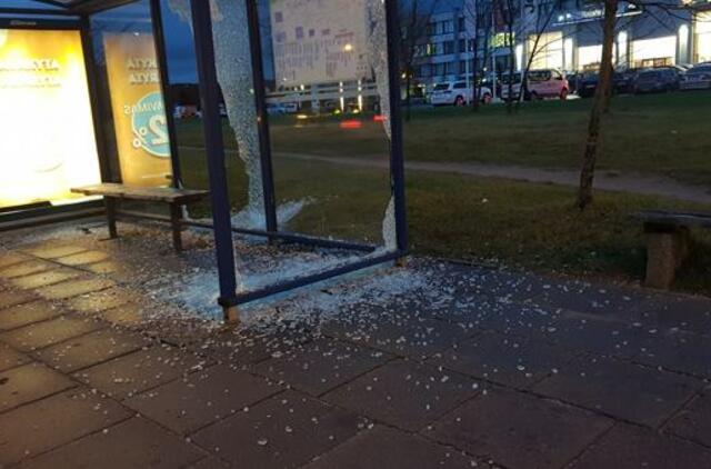 Chuliganai nuniokojo autobusų stotelę